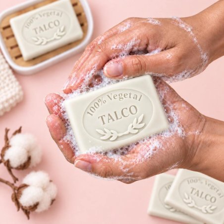 Molde jabon fragancia talco — jabón en manos con espuma