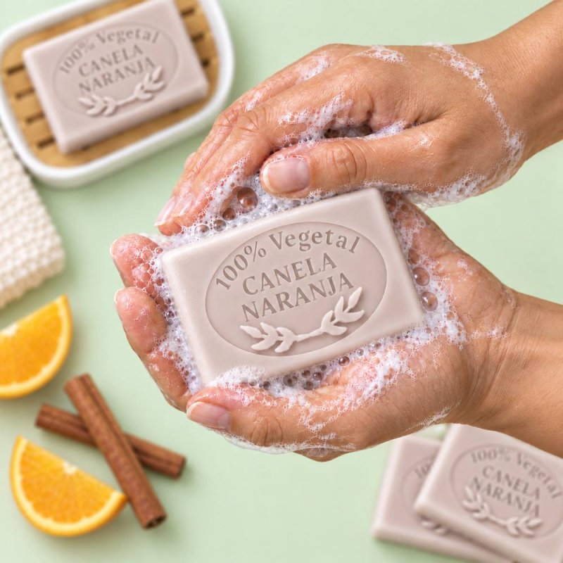 Molde jabon canela naranja — jabón en manos con espuma