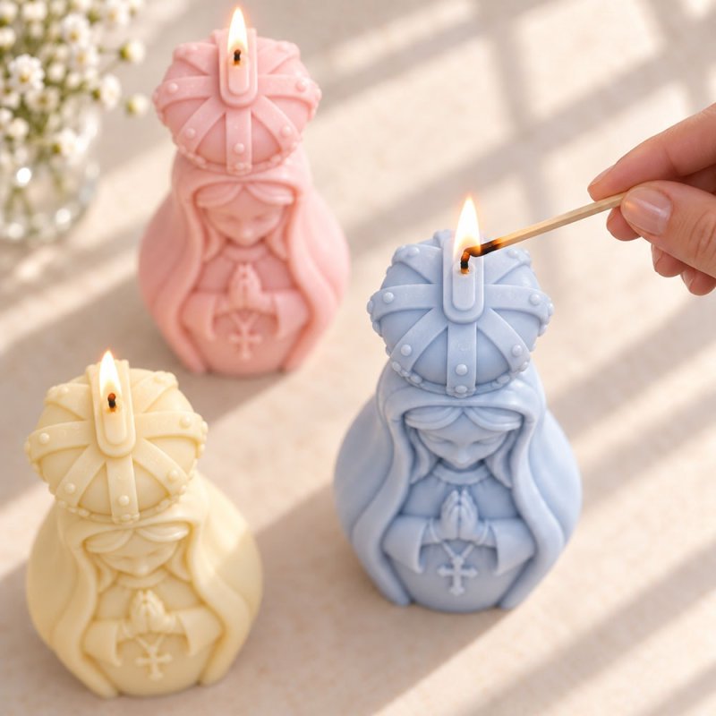 Molde para velas virgen coronada — mano encendiendo una vela azul