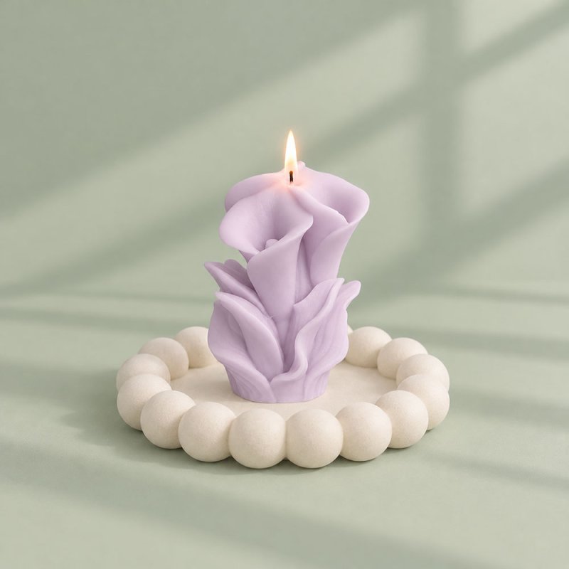 Molde para velas ramo de calas — vela lila en bandeja decorativa