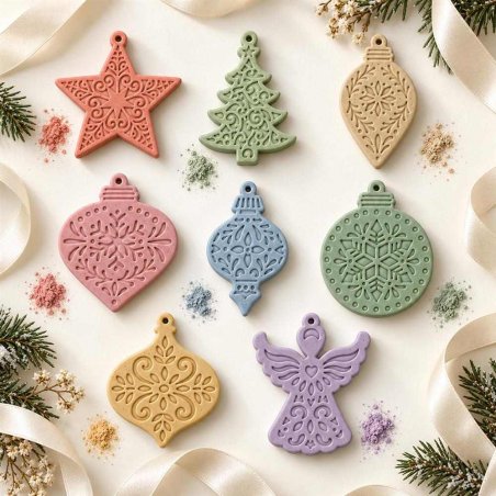 Oito enfeites de Natal coloridos com relevos decorativos sobre fundo claro, junto a fitas e ramos