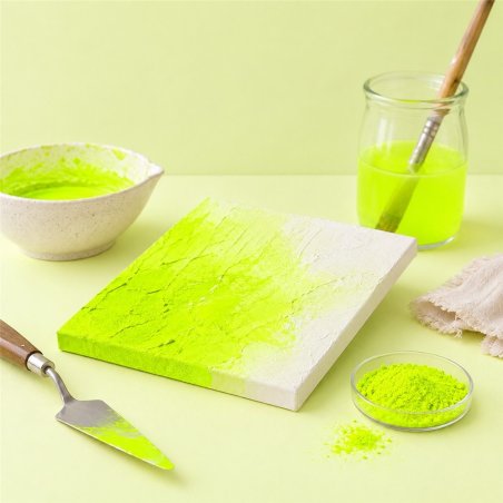 Pigmento amarillo neon: pintura con textura, espátula y cuenco de pigmento