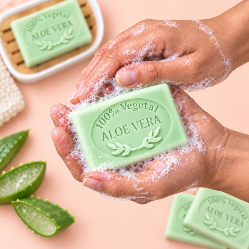 Jabón de aloe vera hecho con molde: en manos con espuma