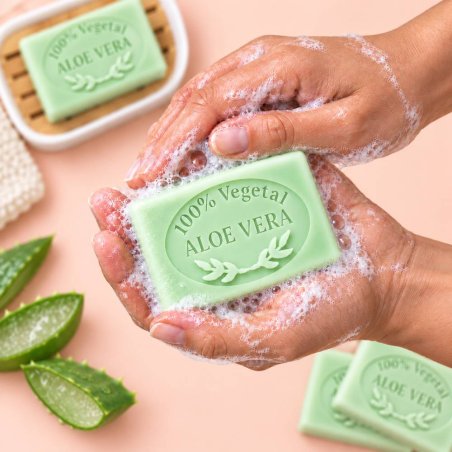 Jabón de aloe vera hecho con molde: en manos con espuma