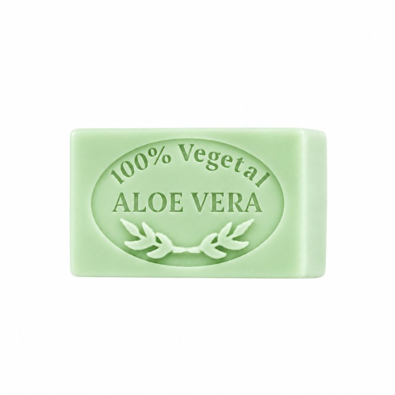 Jabón de aloe vera hecho con molde: sobre fondo blanco