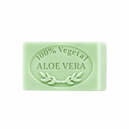 Jabón de aloe vera hecho con molde: sobre fondo blanco