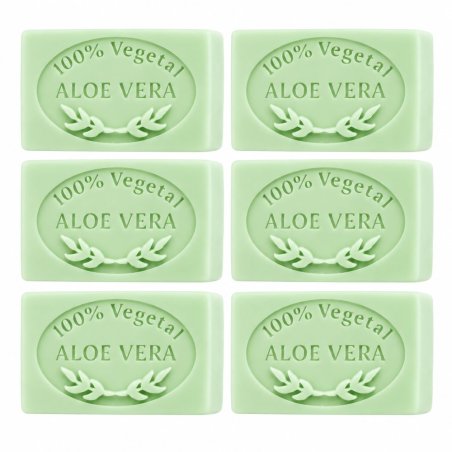 Jabón de aloe vera hecho con molde: seis pastillas sobre fondo blanco