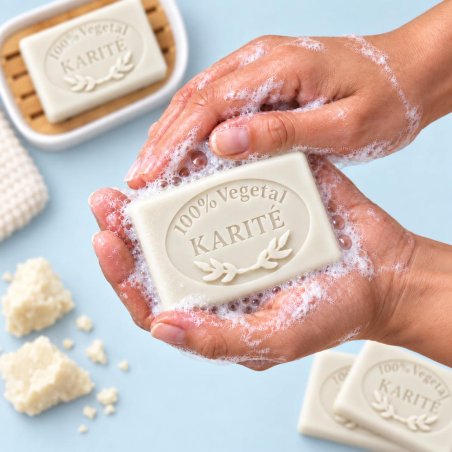 Jabón de karité hecho con molde: en manos con espuma
