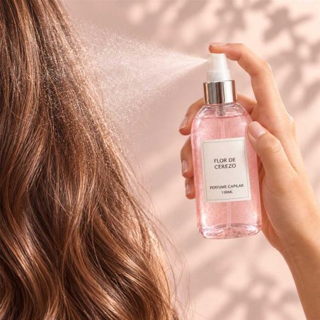 Aplicação de perfume capilar flor de cerejeira no cabelo com pulverizador