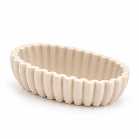 Récipient ovale crème aux parois ondulées sur fond blanc