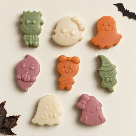 Oito figuras kawaii de Halloween coloridas com fantasmas, monstros e bruxa