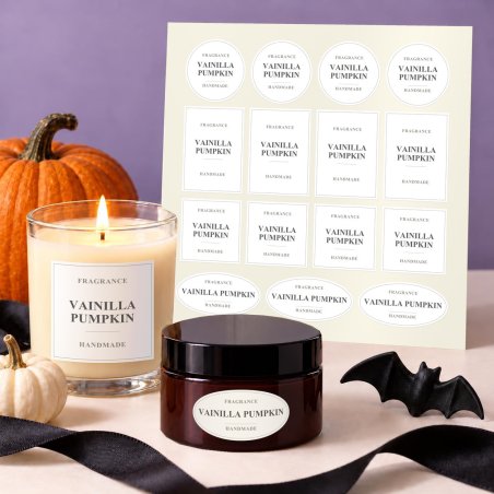 Autocolantes Vanilla Pumpkin numa folha, numa vela e num frasco junto a abóboras