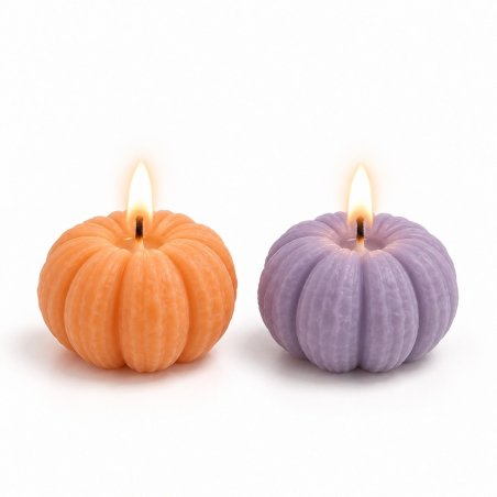 Deux bougies citrouilles orange et lilas allumées sur fond blanc