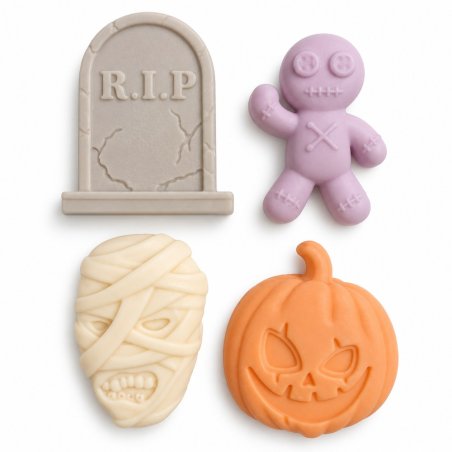 Jabones de Halloween con formas de lápida, muñeco vudú, momia y calabaza sobre fondo blanco