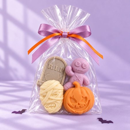 Cuatro jabones de Halloween en una bolsa transparente con lazos lila y naranja