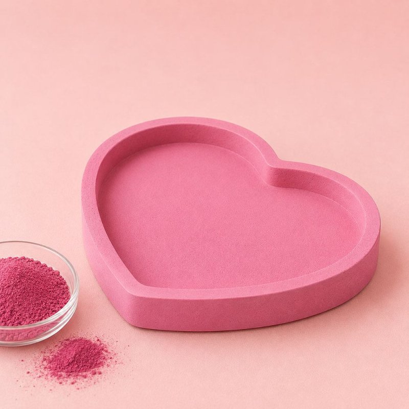 Bandeja corazón en rojo frambuesa con cuenco de pigmento para cemento y escayola