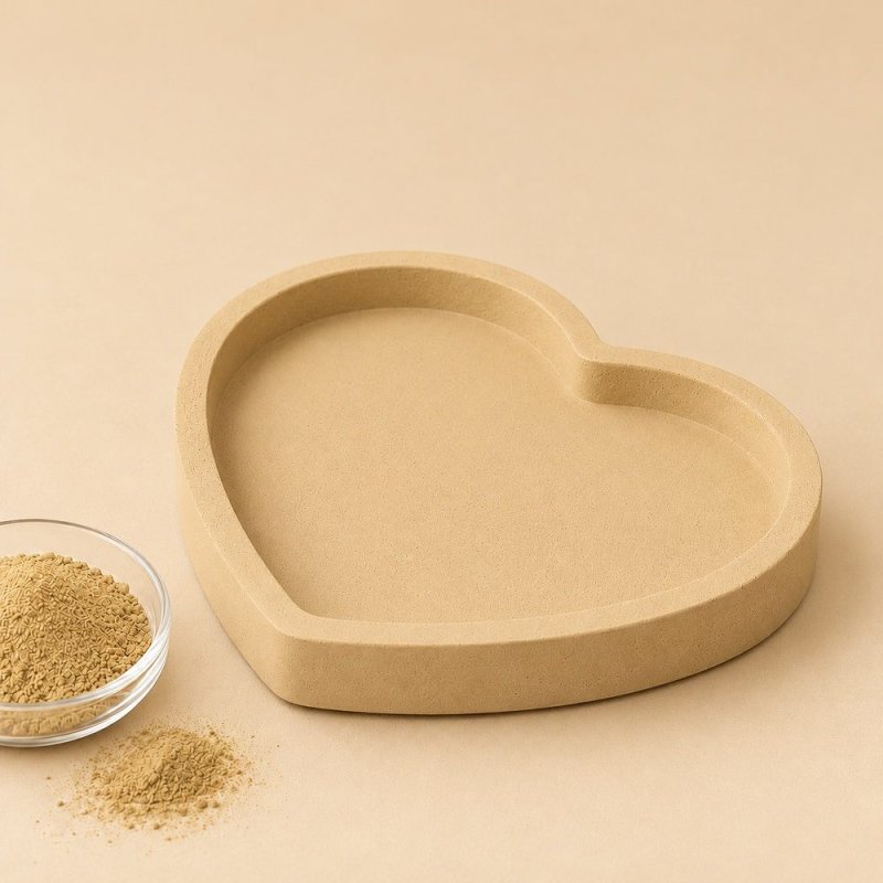Bandeja corazón en natural con cuenco de pigmento para cemento y escayola
