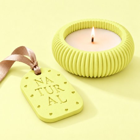 Porta-velas e placa aromática de gesso em amarelo patinho com fita bege