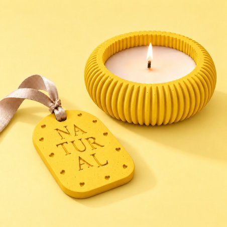 Portavelas y placa aromática de escayola en amarillo huevo con cinta beige