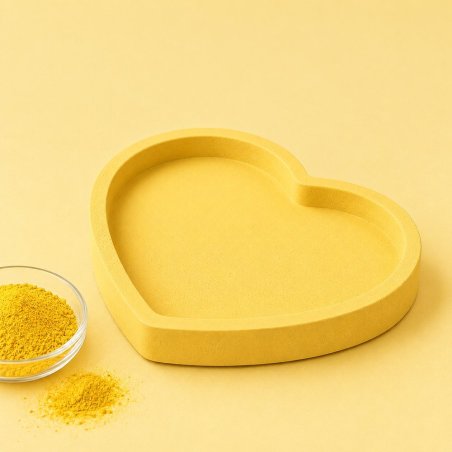 Bandeja corazón en amarillo huevo con cuenco de pigmento para cemento y escayola