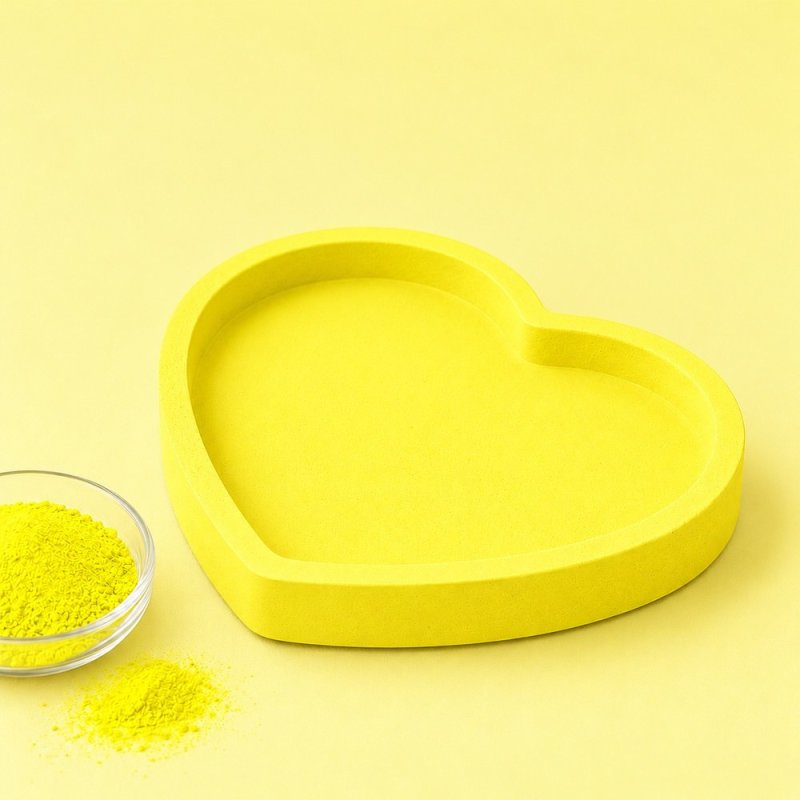 Bandeja coração amarelo limão com taça de pigmento para cimento e gesso