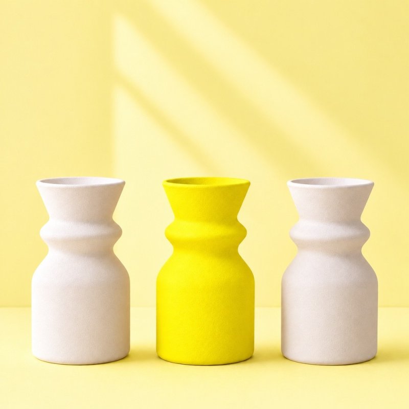 Jarra amarelo limão entre duas jarras brancas, exemplo de gesso colorido