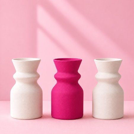 Vase rouge rosé entre deux vases blancs, exemple de plâtre coloré
