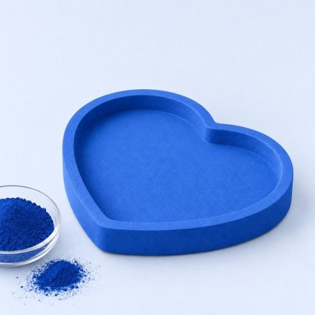 Bandeja corazón en azul Francia con cuenco de pigmento para cemento y escayola