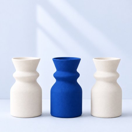 Vase bleu France entre deux vases blancs, exemple de plâtre coloré