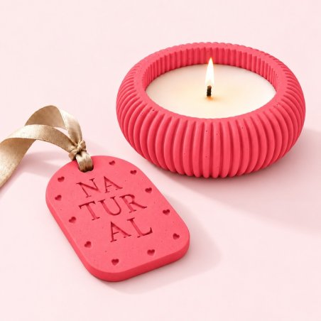 Portavelas y placa aromática de escayola en rosa chicle con cinta beige
