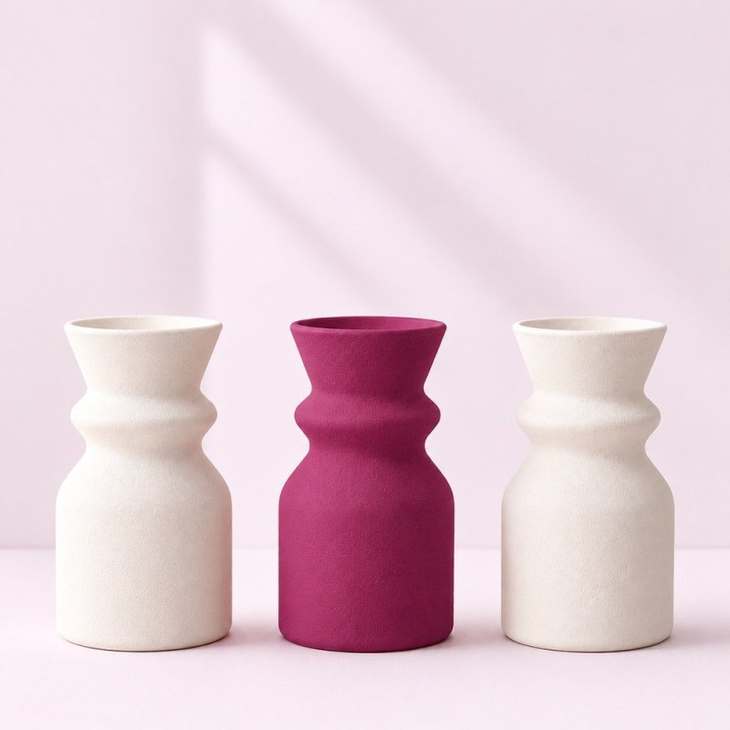 Vase raisin entre deux vases blancs, exemple de plâtre coloré
