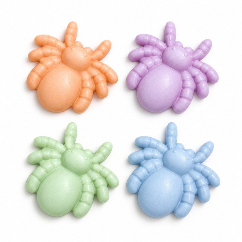 Quatro figuras de aranhas de Halloween sobre fundo branco