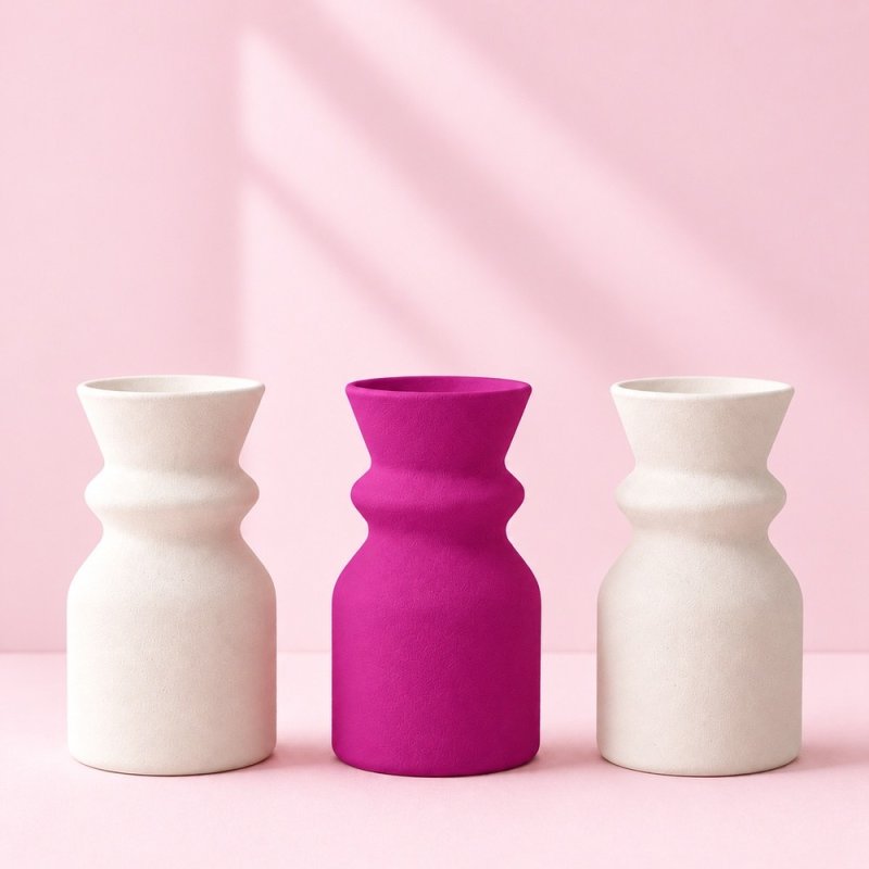 Vase magenta entre deux vases blancs, exemple de plâtre coloré