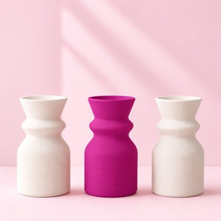 Jarrón magenta entre dos jarrones blancos, ejemplo de escayola coloreada