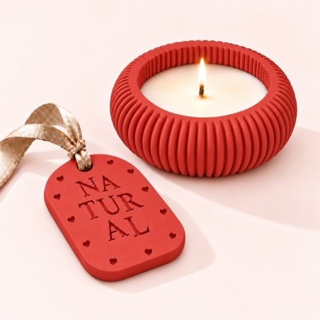 Portavelas y placa aromática de escayola en rojo fresa con cinta beige