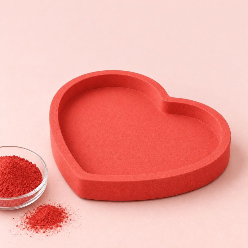 Bandeja corazón en rojo fresa con cuenco de pigmento para cemento y escayola
