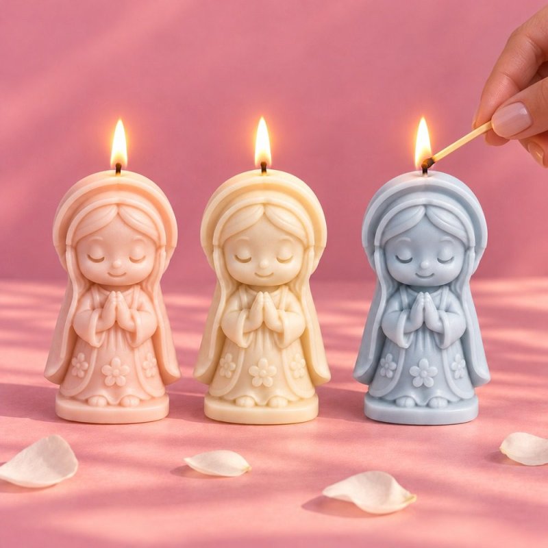 Trois bougies de la Vierge en prière, rose, crème et bleue, avec une main allumant la bleue