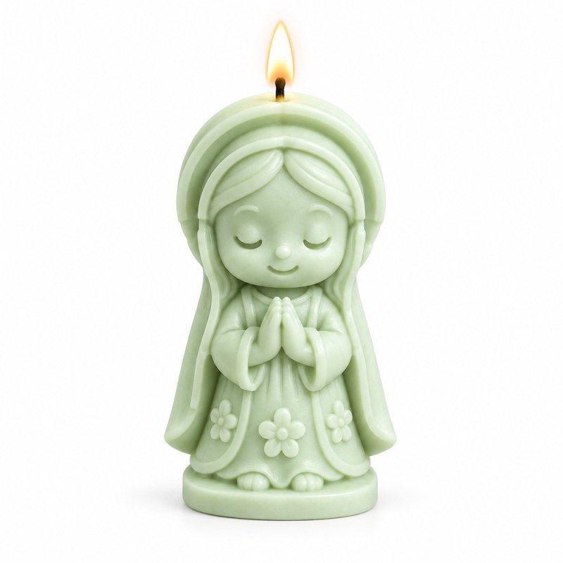 Vela verde encendida de virgencita rezando con flores en el vestido sobre fondo blanco
