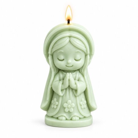 Vela verde encendida de virgencita rezando con flores en el vestido sobre fondo blanco