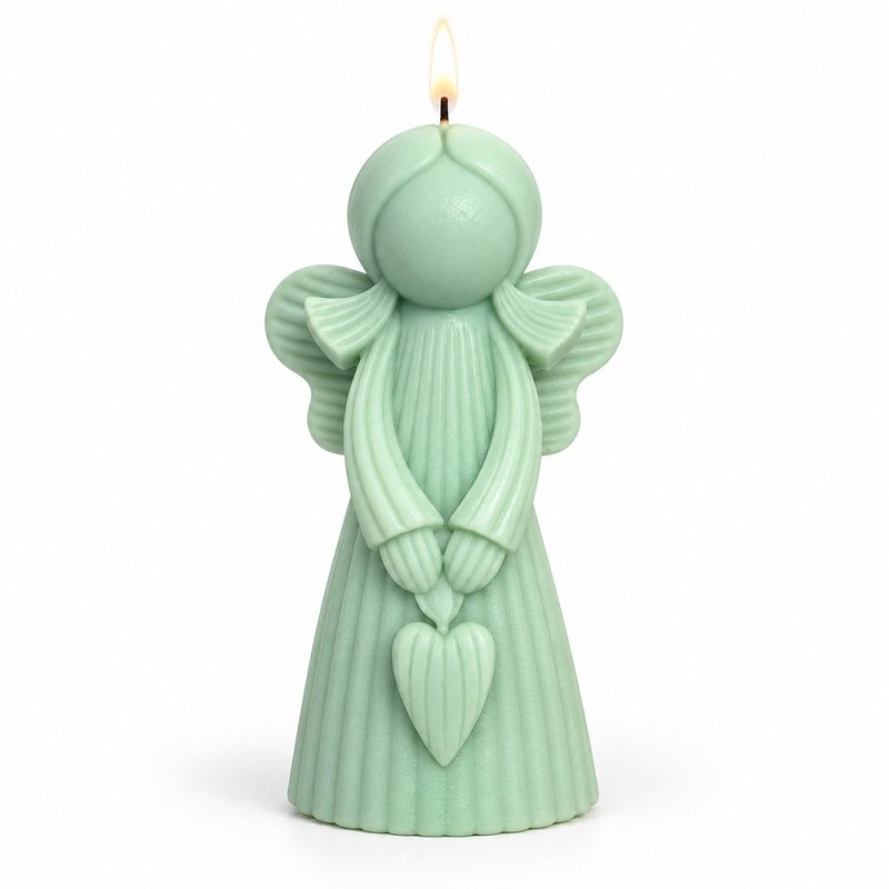 Vela verde encendida de niña ángel con alas y corazón sobre fondo blanco