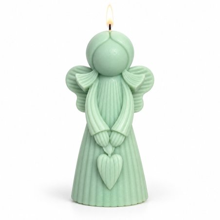 Vela verde encendida de niña ángel con alas y corazón sobre fondo blanco