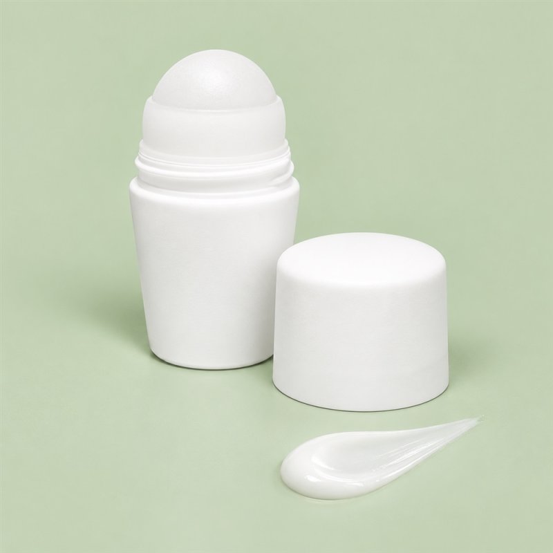 Frasco roll-on branco de 50 ml com esfera visível, tampa e amostra de loção sobre fundo verde pastel