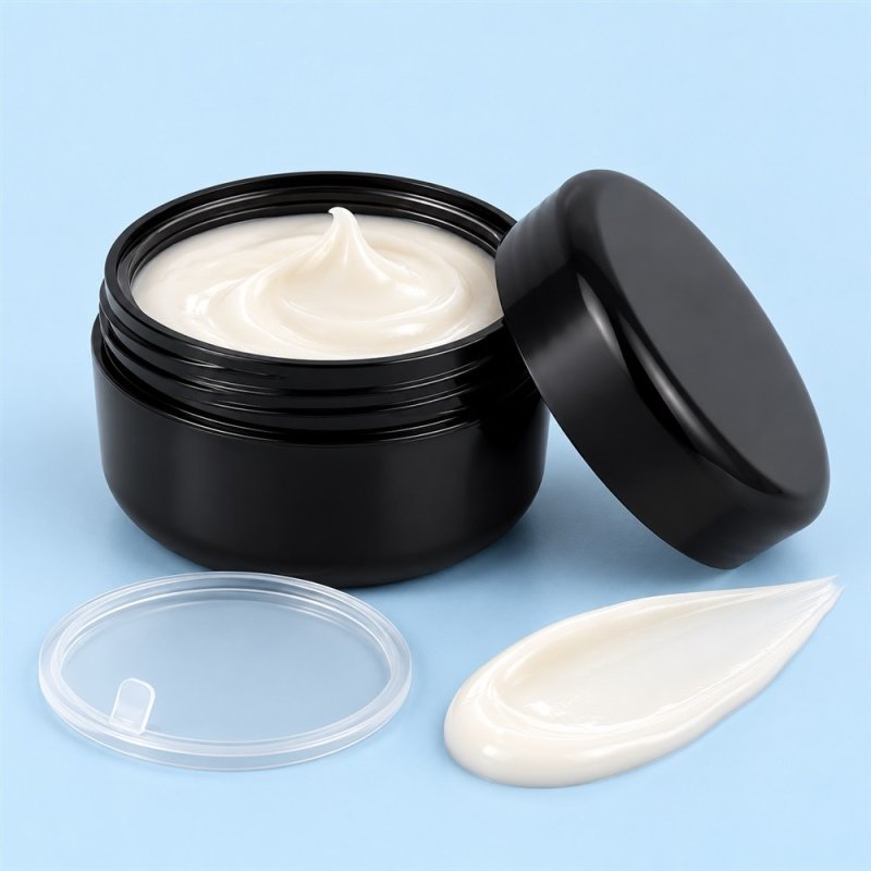 Contenants noirs avec opercule de 100 ml en gros ouvert avec couvercle sur fond pastel