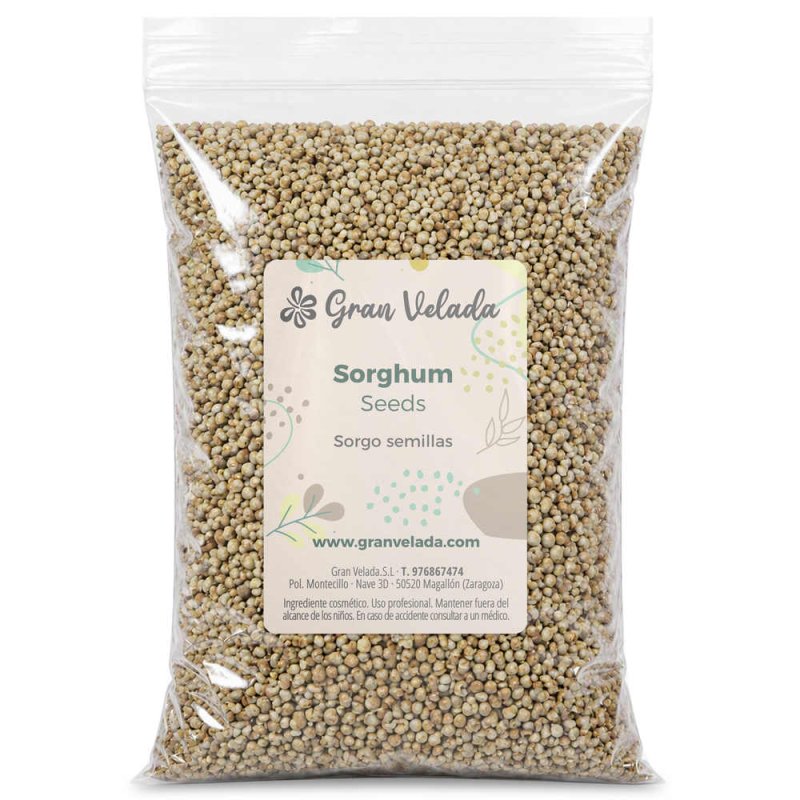 Sachet de graines de sorgho sur fond blanc