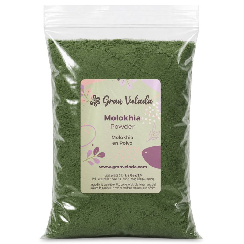 Sachet de molokhia en poudre sur fond blanc