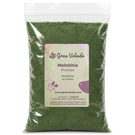 Saco de molokhia em pó sobre fundo branco