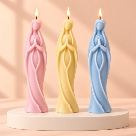 Tres velas encendidas de Virgen estilizada en rosa, amarillo y azul sobre una base redonda
