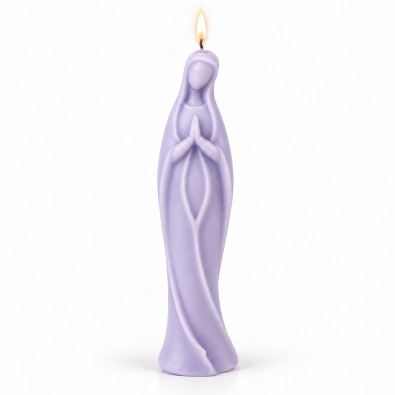 Vela lilás acesa em forma de Virgem estilizada com as mãos em oração sobre fundo branco