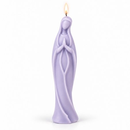 Vela lilás acesa em forma de Virgem estilizada com as mãos em oração sobre fundo branco