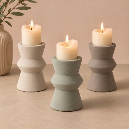 Tres portavelas geométricos de un anillo en blanco, verde y gris con velas